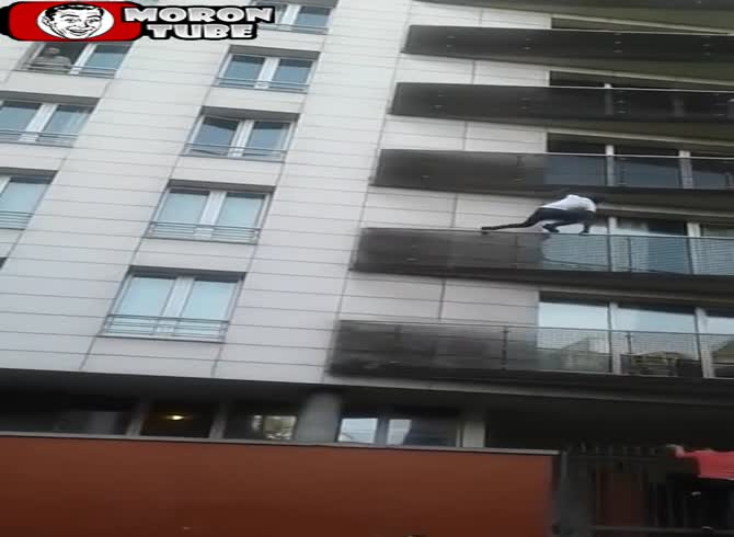 Video :Paris - a guy rescues a baby on the verge of falling by scaling a skyscraper to the fourth storey with just his bare hands